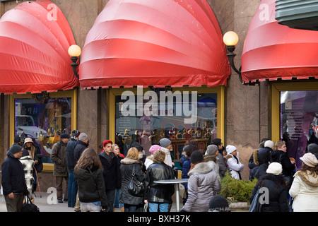 Macys Weihnachtsfenster ziehen Massen, Manhattan, New York City Stockfoto