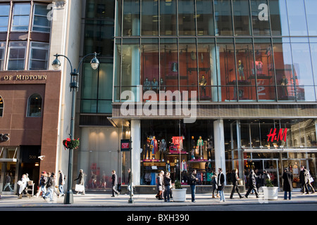 Weihnachts-Einkäufer auf Fifth Avenue, Manhattan, New York City Stockfoto