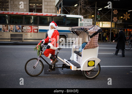 Pedicab-Fahrer verkleidet als Weihnachtsmann. Manhattan, New York City, USA. Stockfoto