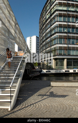 Eine Fußgängerbrücke Kreuzung in der Nähe von "The Point" in Paddington Basin designed by Terry Farrell und Partner Paddington West London UK Stockfoto