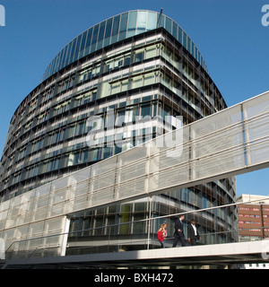 Eine Fußgängerbrücke Kreuzung in der Nähe von "The Point" in Paddington Basin designed by Terry Farrell und Partner Paddington West London UK Stockfoto