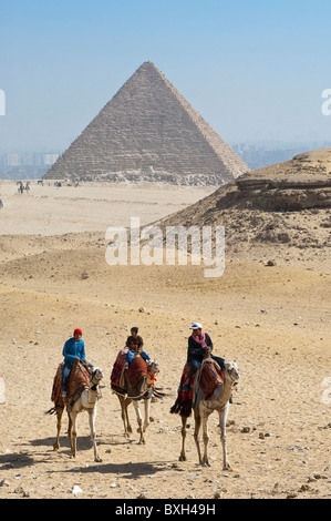 Die Araber Kamelreiten auf die großen Pyramiden in Gizeh Nekropole, Giza, Ägypten. Stockfoto