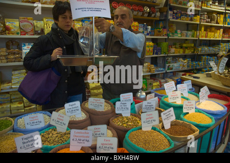 Trockene Samen Linsen und Bohnen Mercato di Sant' Ambrogio Markt zentrale Florenz (Firenze) Tuscany Italien Mitteleuropa Stockfoto