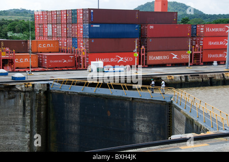 Gefüllt mit Containern voll beladenen Frachtschiff bewegt sich durch die Miraflores-Schleusen des Panama-Kanals. Stockfoto