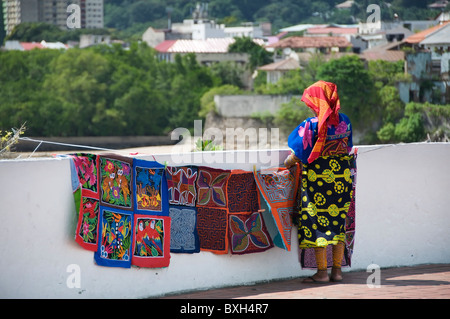 Rückansicht einer Kuna-Frau Kunsthandwerk zum Verkauf in Panama-Stadt anzeigen. Stockfoto