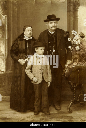 Tradition / Folklore, Deutschland, Bayern, Prien, Familie in traditionellen bayerischen Trachten, um 1898, Zusatzrechte-Clearences-nicht vorhanden Stockfoto