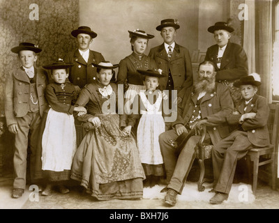 Tradition / Folklore, Deutschland, Bayern, bei Miesbach, Familie in bayerischen Trachten, um 1912, Zusatzrechte-Clearences-nicht vorhanden Stockfoto