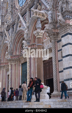 Menschen vor Duomo Kathedrale Piazza del Duomo Platz Altstadt Siena Toskana Italien-Mitteleuropa Stockfoto