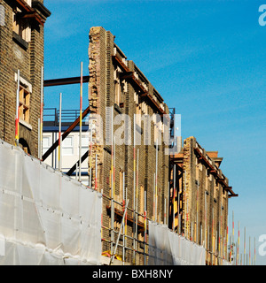 Abriss des viktorianischen Fabrikgebäude der Fassaden für Sanierung Camden North London UK intakt zu halten Stockfoto