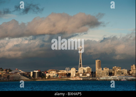 Bei Sonnenuntergang sticht Seattle, Washington, Space Needle einem stürmischen Hintergrund. Blick über Elliott Bay. Stockfoto