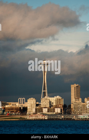 Bei Sonnenuntergang sticht Seattle, Washington, Space Needle einem stürmischen Hintergrund. Blick über Elliott Bay. Stockfoto