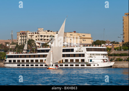 Ägypten, Aswan. Feluke Segeln auf dem Nil bei Assuan. Stockfoto