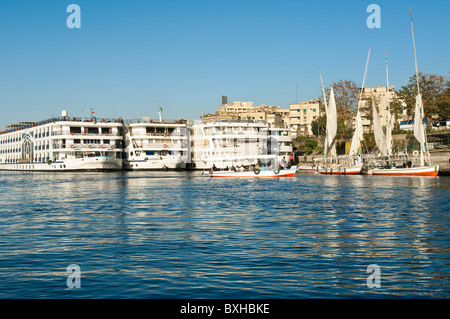 Ägypten, Assuan. Felucca und Kreuzschiffe, die auf dem Nil bei Assuan segeln. Stockfoto