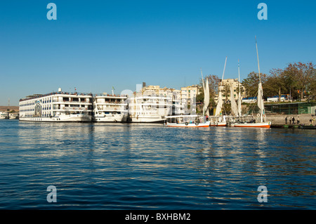 Ägypten, Assuan. Felucca und Kreuzschiffe, die auf dem Nil bei Assuan segeln. Stockfoto