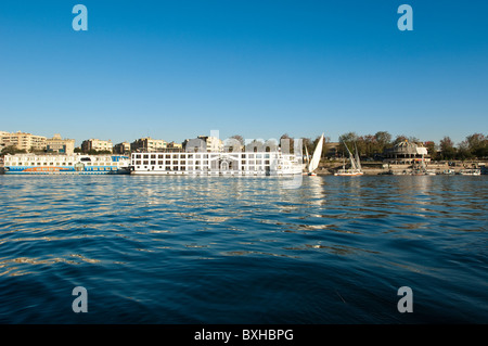 Ägypten, Assuan. Felucca und Kreuzschiffe, die auf dem Nil bei Assuan segeln. Stockfoto