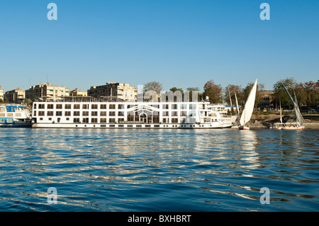 Ägypten, Assuan. Felucca und Kreuzschiffe, die auf dem Nil bei Assuan segeln. Stockfoto