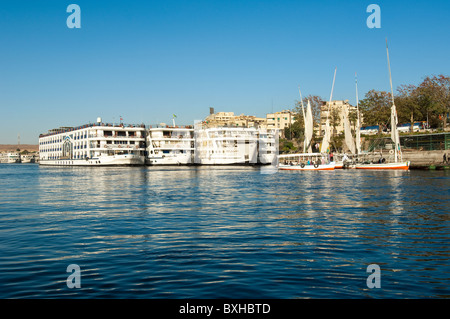 Ägypten, Assuan. Felucca und Kreuzschiffe, die auf dem Nil bei Assuan segeln. Stockfoto