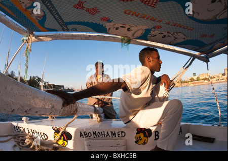 Ägypten, Aswan. Feluke Segeln auf dem Nil bei Assuan. Stockfoto