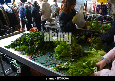 Gemüsehändler außerhalb Mercato di Sant'Ambrogio Markt zentrale Florenz (Firenze) Tuscany Italien Mitteleuropa Stockfoto