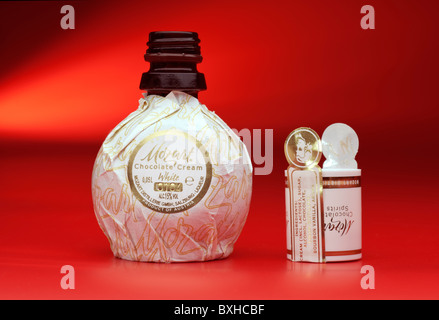 Miniatur 0,05l 15% Alkohol Flasche Mozart Distillerie Saltzburg Weiße Schokolade Creme Likörprodukt aus Österreich. Stockfoto