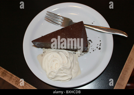 Mousse au Chocolat Torte mit Sahne Stockfoto