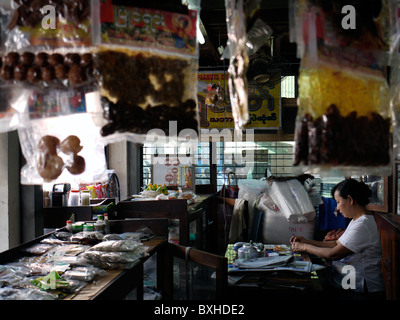 Mann bei der Arbeit in seiner Werkstatt an Bogyoke Aung San-Markt, Yangon, Birma, Myanmar Stockfoto