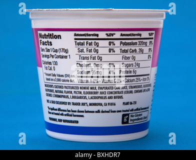 Joghurt mit 4 verschiedenen Arten von lebenden aktiven Kulturen und Probiotika. Stockfoto