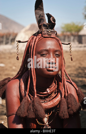 Himba Frau in einem Dorf in der Nähe von Epupa Wasserfälle, Namibia, Afrika. Stockfoto