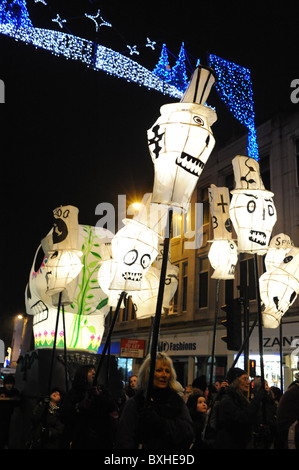 Die brennende macht die Uhren Prozession um die Wintersonnenwende zu feiern seinen Weg durch Brighton UK Stockfoto