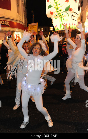 Die brennende macht die Uhren Prozession um die Wintersonnenwende zu feiern seinen Weg durch Brighton UK Stockfoto