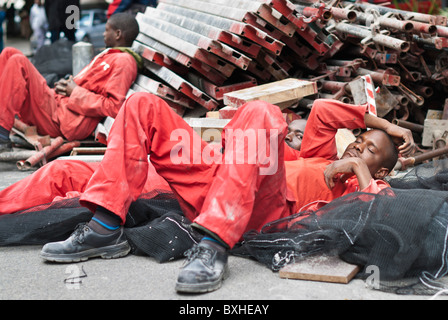 Südafrikanische Arbeiter ruht auf der Straße, Cape Town, Südafrika. Stockfoto