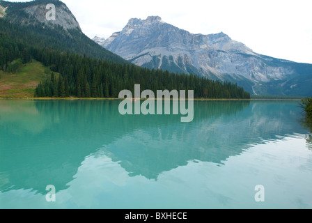 Berg-Reflexionen in einem See Stockfoto