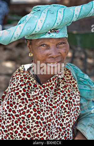 Herero-Frau in Opuwo, ein Dorf in der Nähe von Epupa Wasserfälle, Namibia, Afrika. Stockfoto