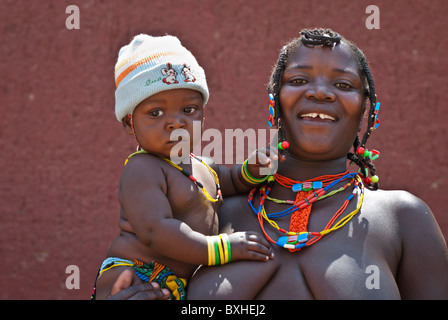 Zemba Frau mit Kind in Opuwo ein Dorf in der Nähe von Epupa Wasserfälle, Kunene, Namibia, Afrika. Stockfoto