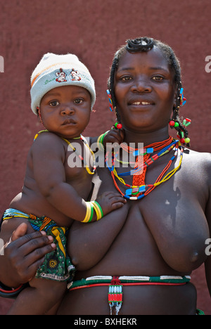 Zemba Frau mit Kind in Opuwo ein Dorf in der Nähe von Epupa Wasserfälle, Kunene, Namibia, Afrika. Stockfoto