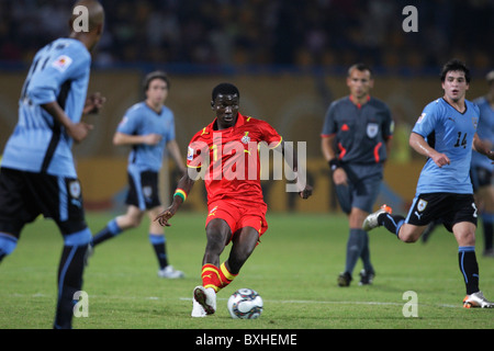Abeiku Quansah aus Ghana (7) übergibt den Ball während eines Spiels der FIFA U-20-Weltmeisterschaft Gruppe D gegen Uruguay am 2. Oktober 2009 im Ismailia-Stadion in Ismailia, Ägypten. Nur redaktionelle Verwendung. Kommerzielle Nutzung verboten. (Foto: Jonathan Paul Larsen / Diadem Images) Stockfoto