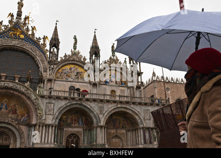 Frau unter Dach, die Kathedrale von San Marcos, Venedig, Italien, Europa zu bewundern. Stockfoto