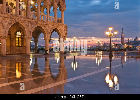 San Marco Platz überschwemmt von "Acqua Alta", Venedig, Italien, Europa Stockfoto