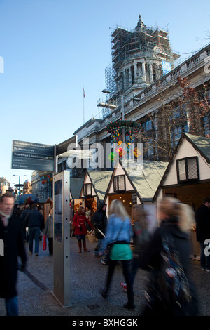 Verbraucher Geschäfte mit Menschen Weihnachts-Shopping  Crowds von Käufern in Nottingham City Centre, High Street, Großbritannien Stockfoto