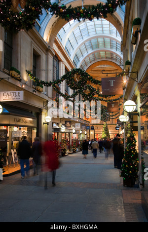 Einzelhandel Verbraucherläden mit Menschen beschäftigt Weihnachtseinkäufe. Urbanes Interieur mit Menschenmassen in der Nottingham City Centre Mall High Street, Großbritannien Stockfoto