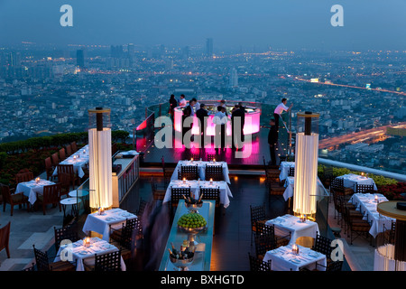 Blick über open Air-Bar "Scirocco Sky Bar" und Bangkok in den Abend, State Tower, 247 m, The Dome, Bangkok, Thailand Stockfoto