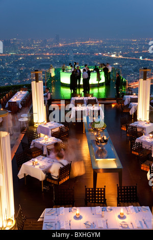 Blick über open Air-Bar "Scirocco Sky Bar" und Bangkok in den Abend, State Tower, 247 m, The Dome, Bangkok, Thailand Stockfoto