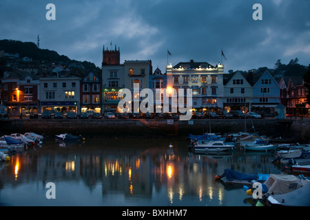 Eine Landschaftsansicht Dartmouth Boot schwimmen und Kai in der Nacht. Stockfoto