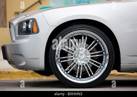 Dodge Charger vor Holland in Ocean Drive, South Beach, Miami, Florida, USA Stockfoto