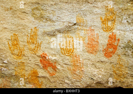 Elk289-1526 Utah Canyonlands National Park Nadeln Bezirk Cave Spring Piktogramme auf Felsen Stockfoto