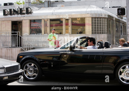 Rolls Royce Phantom Drophead Coupé um Eleventh Street Diner 1950er Jahre Eisenbahn Auto, South Beach, Miami, Florida, USA Stockfoto