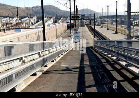 Aufnahme bei Folkestone Eurotunnel terminal zeigt die Plattformen und zwei Fahrzeuge, die einen stationäre Zug einsteigen Stockfoto