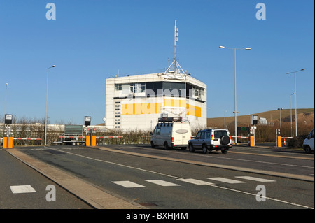 Aufnahme in der Kanaltunnel terminal in Folkestone, warten auf die Barriere, bevor sie einsteigen in den Zug zu heben. Stockfoto