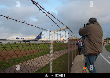 Planespotters Fotos von Flugzeugen, die von außerhalb der Umzäunung Ihrer lokalen Flughafen Stockfoto