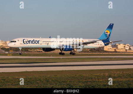 Condor Flugdienst Boeing 757-300 Airliner im Flug, so dass ein Low Pass über die Start- und Landebahn Stockfoto